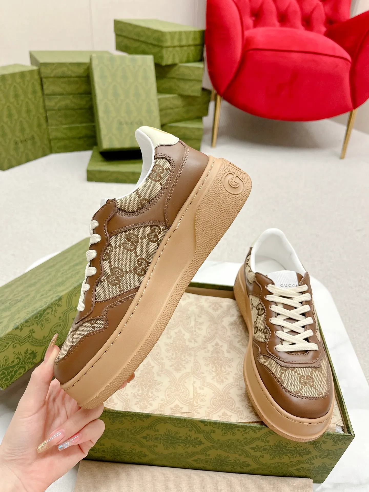 👟👟Ex-factory price 480👟👟 Gucci - the new Chunky B series lightweight soft thick sole sports series! G's couple's white shoes, Gucci counter style, Gucci catwalk style! The style design is light, luxurious and retro...thick sole increases height...similar to an upgraded version of classic white shoes! Original customized cowhide fabric (classic old floral fabric, perforation, embossing process), cowhide lining, original foam lightweight outsole, GG Logo on the heel, 4cm thick sole, classic Gucci webbing... Women's 35-40/Men's 39-44 (full size) Women's 41, Men's 45 are custom-made and non-returnable